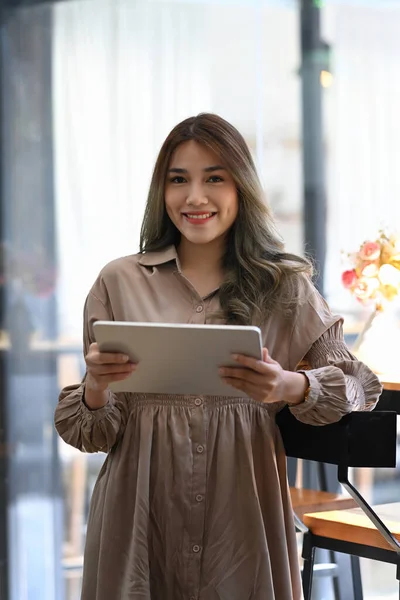 Retrato Mulher Empresária Bonita Sua Cafeteria Usando Tablet Digital — Fotografia de Stock