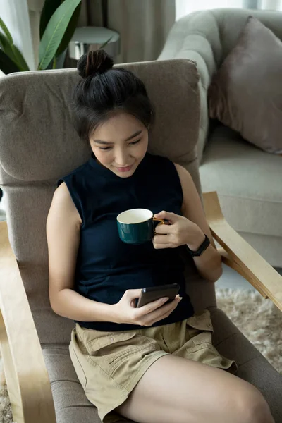 Mulher Muito Jovem Relaxante Poltrona Confortável Usando Telefone Inteligente — Fotografia de Stock