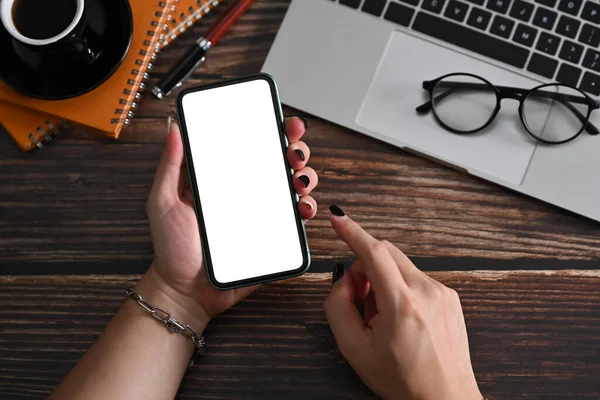 Görüntüyü Kapat Şık Adam Beyaz Ekranlı Akıllı Telefonu Tutuyor — Stok fotoğraf