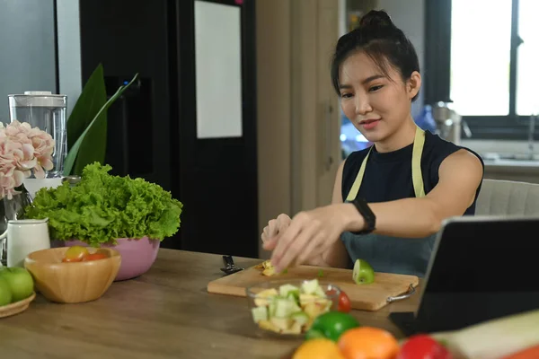 Jovem Avental Sentado Mesa Cozinha Doméstica Preparando Salada Orgânica Saudável — Fotografia de Stock