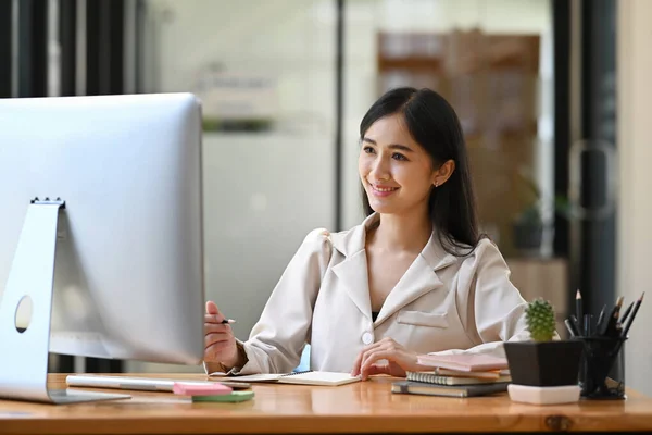 Encantador Mulher Asiática Trabalhando Com Computador Escritório Moderno — Fotografia de Stock
