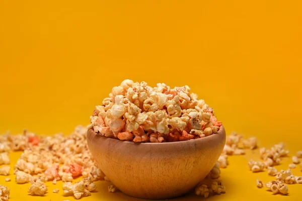 Testy Popcorn Houten Kom Geïsoleerd Gele Achtergrond — Stockfoto