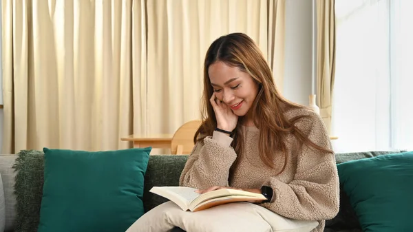 Relajado Asiático Mujer Sentado Sofá Lectura Libro — Foto de Stock