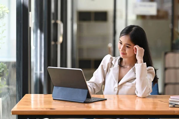 Belle Conseillère Financière Vérifiant Les Informations Sur Tablette Informatique — Photo