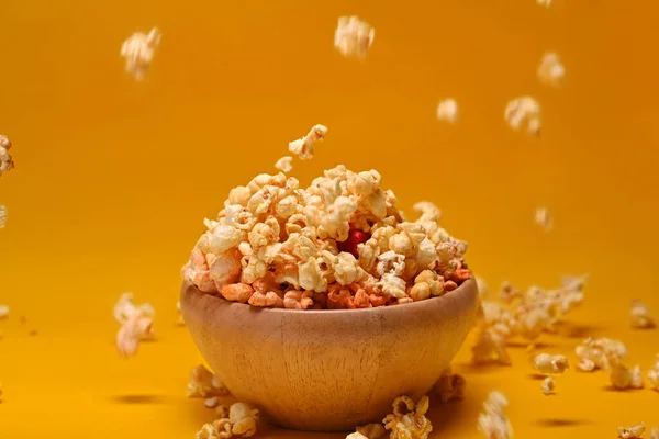 Padající Nedůtklivý Popcorn Dřevěné Míse Žlutém Pozadí — Stock fotografie