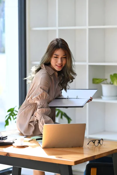 Encantador Jovem Mulher Asiática Empresário Sentado Sua Mesa Escritório Usando — Fotografia de Stock