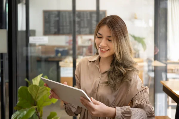Sorrindo Asiático Mulher Proprietário Seu Café Usando Tablet Digital — Fotografia de Stock