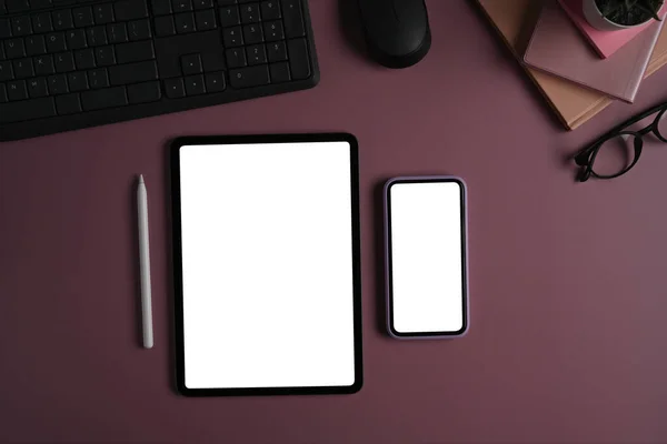 Tablet Digitale Mockup Smartphone Con Schermo Vuoto Sfondo Viola — Foto Stock