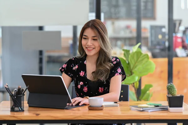 Feliz Jovem Asiático Mulher Trabalho Online Com Computador Tablet Wile — Fotografia de Stock