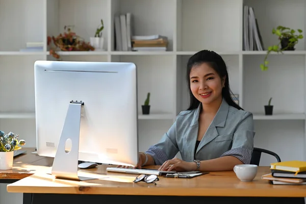 Millennial Επιχειρηματίας Γυναίκα Κάθεται Σύγχρονο Χώρο Εργασίας Και Χαμογελώντας Στην — Φωτογραφία Αρχείου
