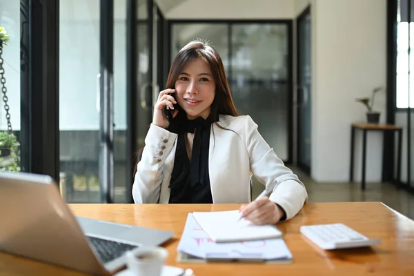 Atractiva Mujer Negocios Asiática Hablando Por Teléfono Móvil Mientras Está — Foto de Stock