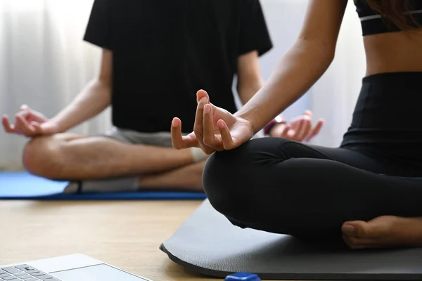 Pareja Joven Pacífica Practicando Yoga Pose Loto Sala Estar — Foto de Stock
