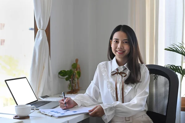 Χαρούμενη Επιχειρηματίας Κάθεται Στο Γραφείο Διαφήμιση Χαμογελώντας Στην Κάμερα — Φωτογραφία Αρχείου