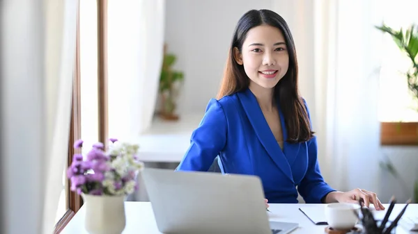 Gorgeous Businesswoman Siting Comfortable Workplace Smiling Camera — Stock Photo, Image