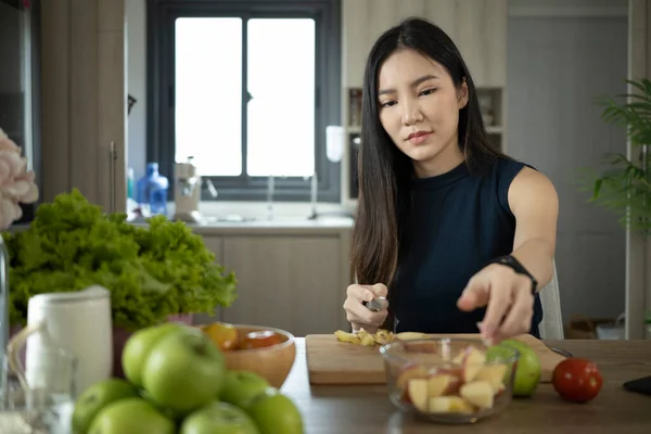 Mulher Sentada Fazendo Alimentos Saudáveis Com Frutas Legumes Orgânicos Sua — Fotografia de Stock