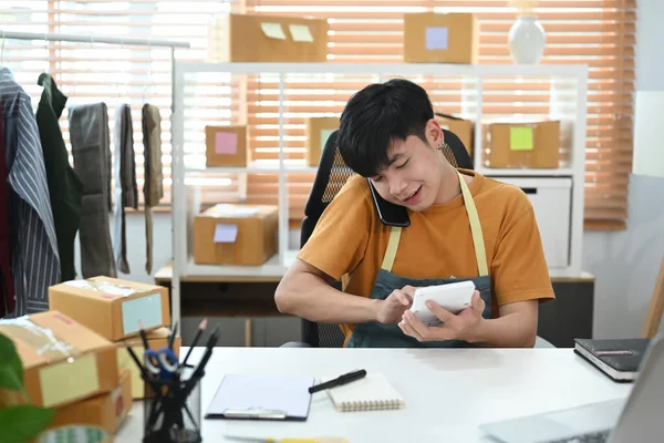 사업가가 스마트폰으로 고객의 주문을 확인하는 — 스톡 사진