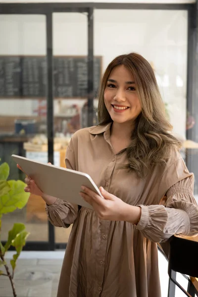 Portrait Femme Asiatique Heureuse Propriétaire Debout Son Café Utilisant Une — Photo