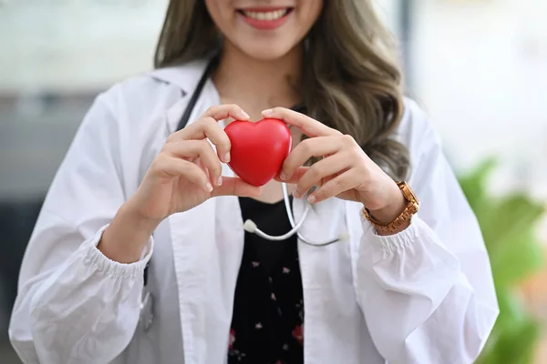 赤いハートを持った聴診器で笑顔の女医さん 心臓病の概念 — ストック写真