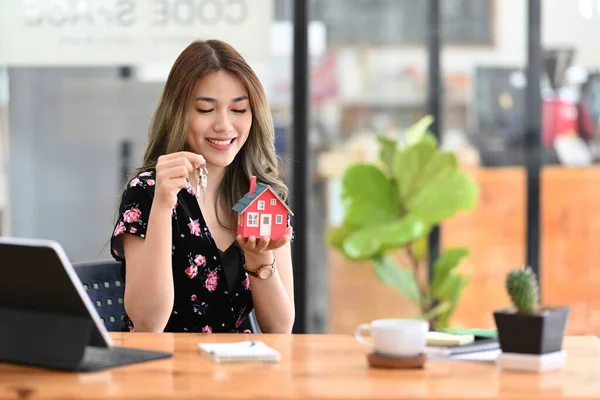 Sorrindo Asiático Mulher Segurando Pequena Casa Modelo Chaves Conceito Investimento — Fotografia de Stock