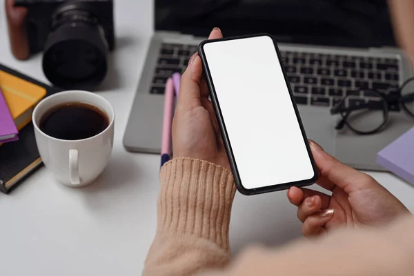 Vista Cerca Mujer Joven Sentada Lugar Trabajo Creativo Uso Teléfonos — Foto de Stock