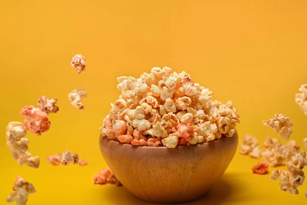 Popcorn Volanti Ciotola Legno Isolato Sfondo Giallo — Foto Stock