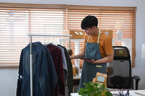 Gelukkige Jonge Aziatische Man Werkt Bij Magazijn Voor Online Verkoper — Stockfoto