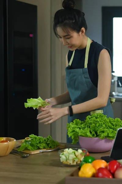 Mulher Asiática Frente Sua Mesa Cozinha Preparando Salada Vegan Saudável — Fotografia de Stock