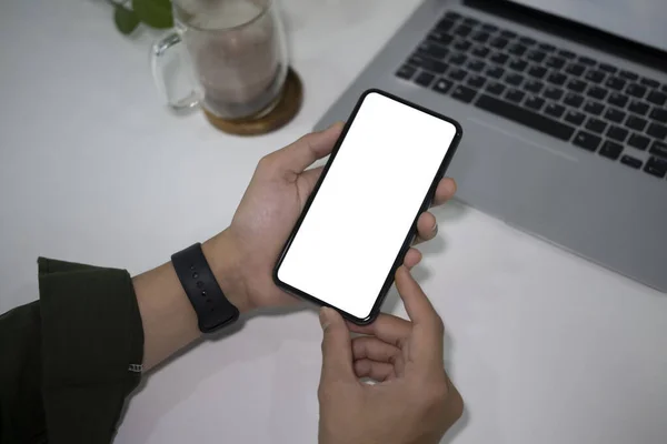 Großaufnahme Geschäftsmann Mit Smartphone Auf Bürotisch — Stockfoto