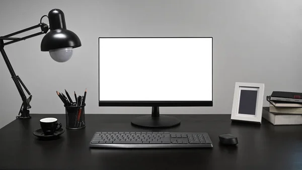 Snygg Arbetsplats Med Dator Ram Kaffekopp Pennhållare Och Lampa — Stockfoto