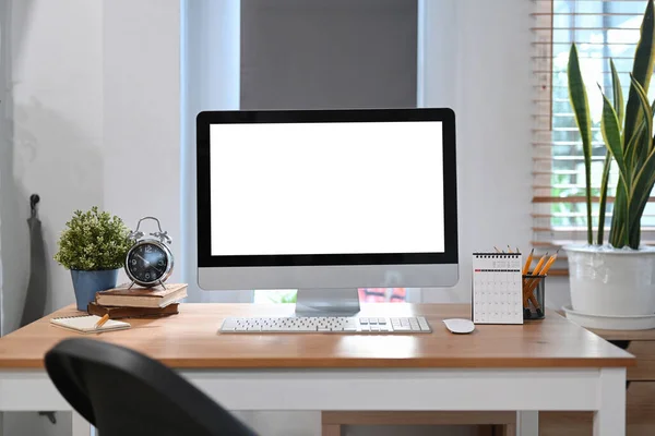 Computer Von Vorne Mit Weißem Leeren Display Auf Holztisch Home — Stockfoto
