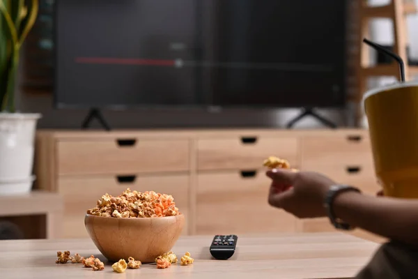 Cortada Tiro Mulher Sentada Sofá Enquanto Assiste Comer Pipocas — Fotografia de Stock