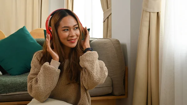 Muito Jovem Mulher Asiática Ouvindo Música Com Fone Ouvido Sem — Fotografia de Stock