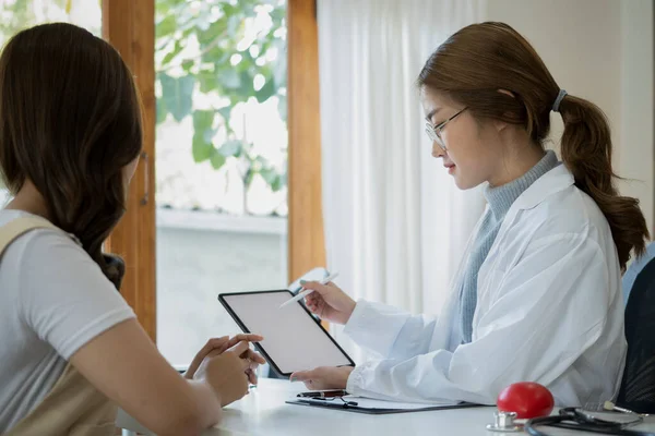 Läkare Som Håller Digital Tablett Förklara Diskutera Medicinsk Kontroll Resultat — Stockfoto