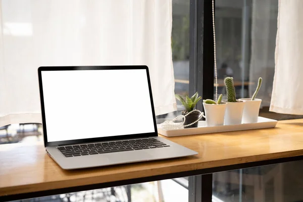 Mockup Computer Laptop White Blank Display Wooden Table — Stock Photo, Image