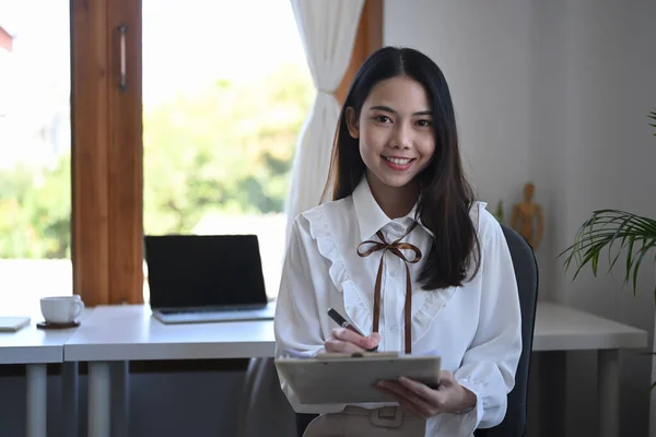 Encantadora Jovem Empresária Segurando Mesa Digital Olhando Para Câmera — Fotografia de Stock