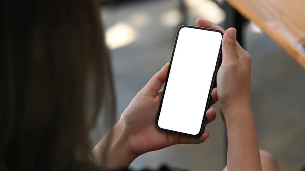Kadın Elleri Reklam Için Beyaz Ekranlı Akıllı Telefonu Tutuyor — Stok fotoğraf