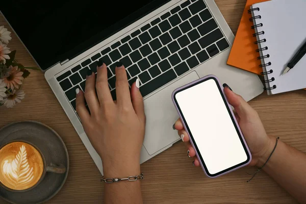 Cep Telefonu Tutan Ahşap Masada Dizüstü Bilgisayar Kullanan Tepeden Bakan — Stok fotoğraf