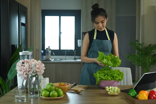 Jovem Mulher Preparando Ingredientes Para Fazer Salada Orgânica Saudável Cozinha — Fotografia de Stock