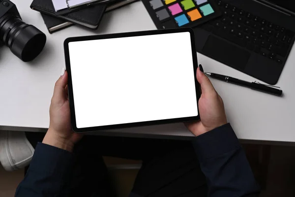 Γραφίστας Που Χρησιμοποιεί Ψηφιακό Tablet Ενώ Κάθεται Στο Δημιουργικό Χώρο — Φωτογραφία Αρχείου