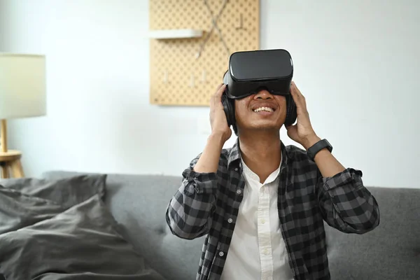Fiatal Férfi Videojáték Virtuális Valóság Headset Nappaliban — Stock Fotó