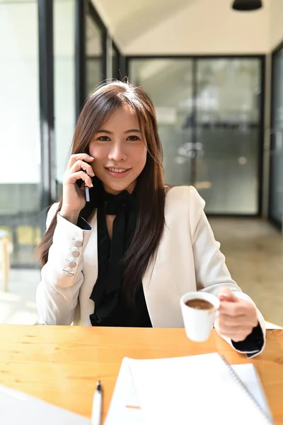 Αυστηρή Ασιάτισσα Επιχειρηματίας Που Μιλάει Στο Κινητό Και Πίνει Καφέ — Φωτογραφία Αρχείου