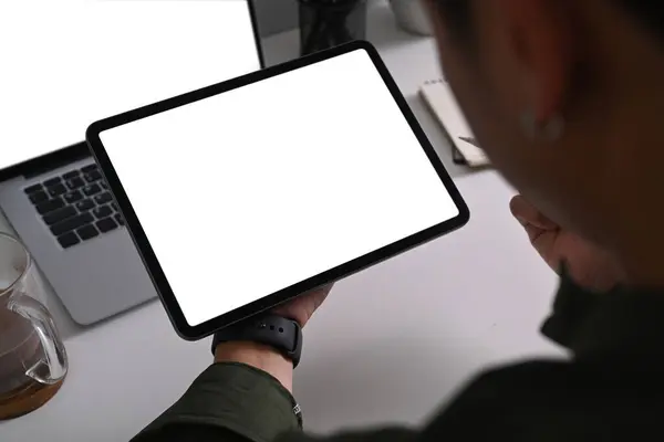 Biznesmen Siedzi Przed Laptopem Przy Biurku Używa Tabletu Cyfrowego — Zdjęcie stockowe