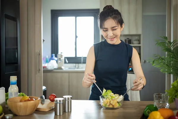 Atraente Mulher Asiática Casa Cozinha Misturando Salada Saudável Tigela Vidro — Fotografia de Stock