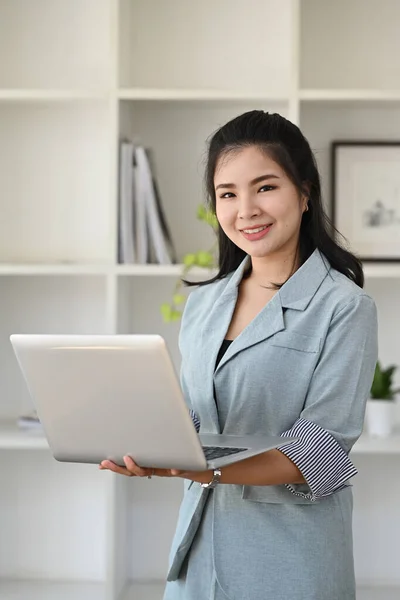 Retrato Asiático Mulher Negócios Segurando Computador Laptop Sorrindo Para Câmera — Fotografia de Stock