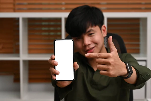 Przystojny Azji Człowiek Gospodarstwa Pokazując Smartfon Pusty Ekran Dla Reklamować — Zdjęcie stockowe