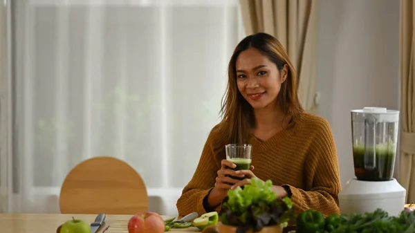 Aantrekkelijke Jonge Aziatische Vrouw Drinken Groene Detox Groente Smoothie Voor — Stockfoto