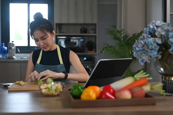 Mulher Asiática Bonita Avental Preparando Salada Saudável Leitura Receita Line — Fotografia de Stock