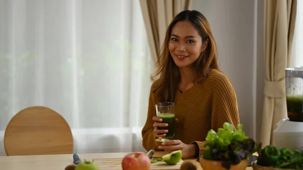 Mulher Asiática Feliz Segurando Vidro Smoothie Orgânico Fresco Sorrindo Para — Fotografia de Stock