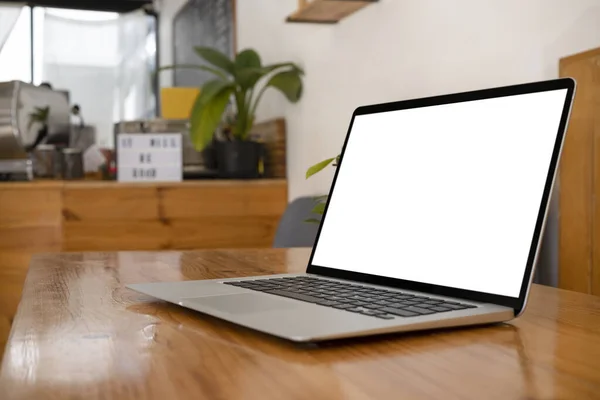 Computer Laptop Mit Weißem Leeren Display Auf Holztisch Café — Stockfoto