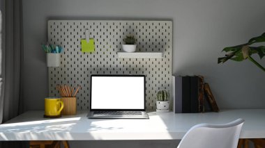 Bilgisayarı, kitapları, kahve fincanı ve saksısı olan ofis masası..